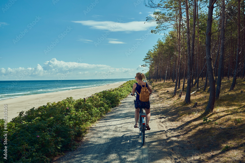 Fototapeta premium rowerowa wycieczka nad brzegiem morza
