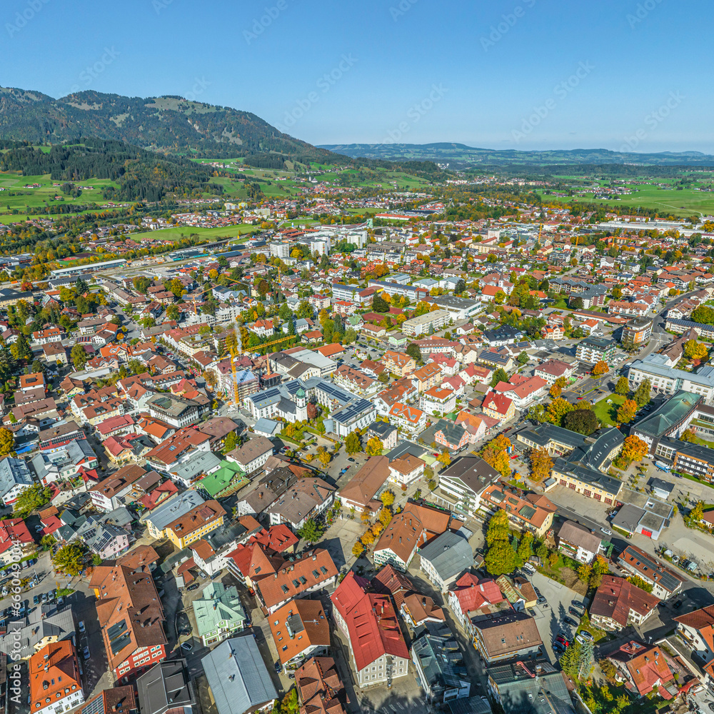 Sonthofen, die Kreissatdt des Landkreises Oberallgäu von oben, Blick in die Innenstadt