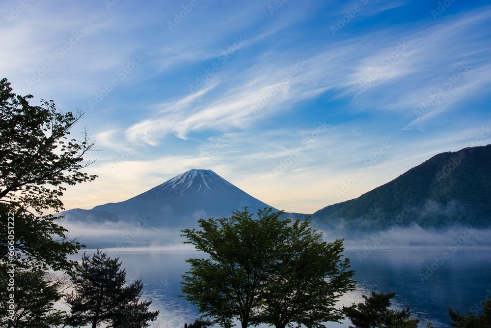 早朝、霧に包まれる早朝の富士山