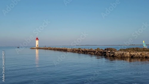 Vidéo étang de Thau à Marseillan, canal du midi et phare sur la lagune. Occitanie tourisme paysage grands espaces Hérault lagune de Thau Artenseo