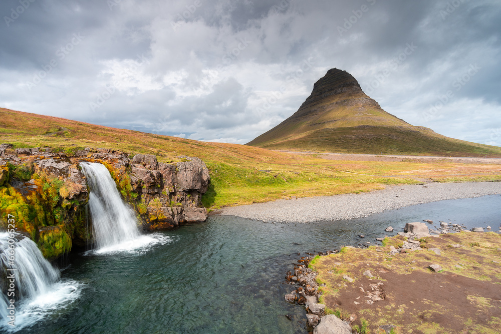 Ampio panorama del monte Kirkjufell e cascata in primo piano, Islanda, Penisola di Snaefellsnes, Snæfellsnes Ampio panorama del monte Kirkjufell e cascata in primo piano, Islanda, Penisola di Snaefellsnes, Snæfellsnes