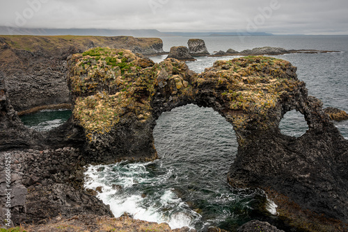 Armoniosa vista dell'arco roccioso di Gatklettur, Arnarstapi, Islanda