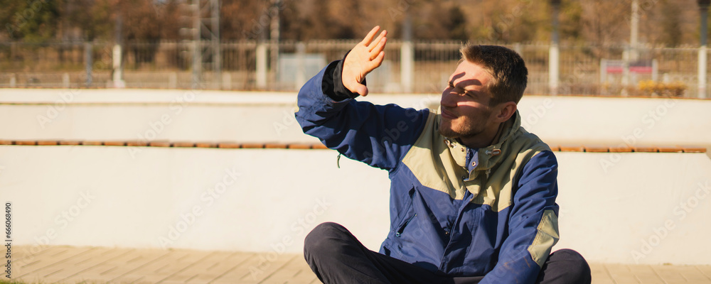 Εκτύπωση καμβά strong sun ray hits face, person covers his face and protects himselt