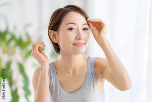 髪を整える女性