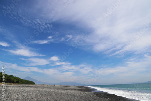 秋の海　海岸線　雲　美しい