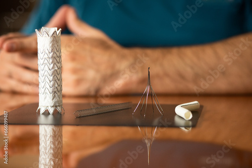 Foto Different types of stents and vascular surgery gadgets being displayed