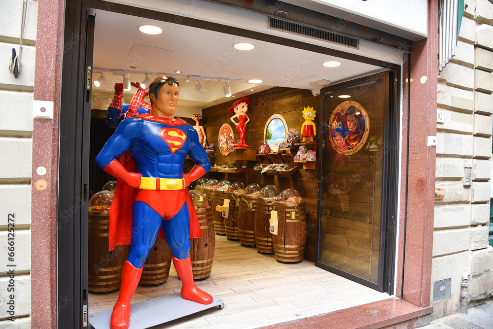 Naklejka premium Pisa, Italy. September 16, 2023. A souvenir and candy shop with Superman and Spiderman in Pisa.