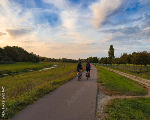Radweg  Weg  Radfahrer auf dem Damm der Neue Luppe in Leipzig  Sachsen  Deutschland