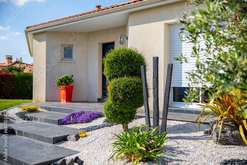 Slika na platnu Plante et arbuste dans un jardin paysagé fleuri au printemps.