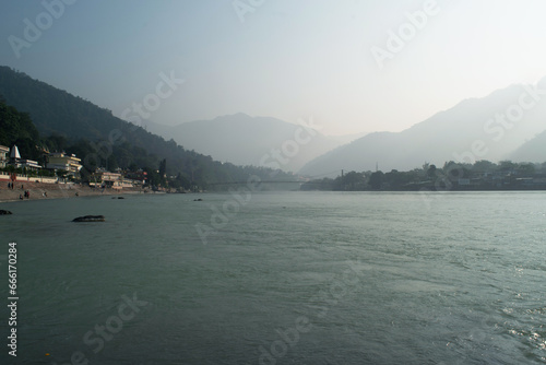 Photos Beautiful morning view of ganga river and mountain at rishikesh, uttarakhand