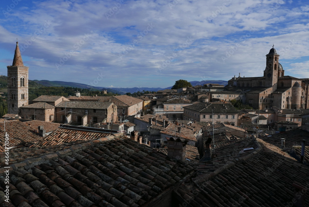 Matin clair sur les toits d'Urbino. Italie