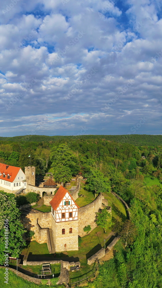 Luftbild von Königsberg in Bayern mit Blick auf die Burg Königsberg. Königsberg in Bayern, Haßberge, Unterfranken, Bayern, Deutschland.