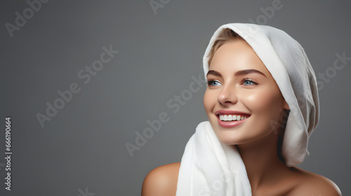 Fotografiet Gros plan sur le visage d'une femme avec une serviette de bain pour se sécher les cheveux