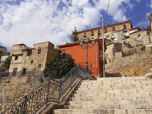 Obraz na plátne Scorcio caratterisctico di Leonforte, con scalinata e palazzo Branciforti in fondo