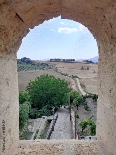 Foto La campagna di Leonforte vista attraverso un arco in pietra, come una cornice
