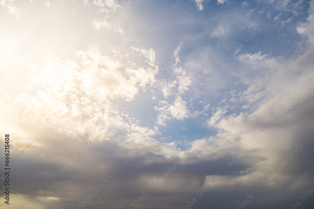 Obraz premium Minimalistic evening sky with clouds and sun glare, looking up at the sky in the evening