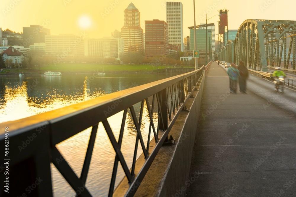 Obraz premium 4K Image: Portland Cityscape at Sunset, Downtown Bridge View from the Willamette River