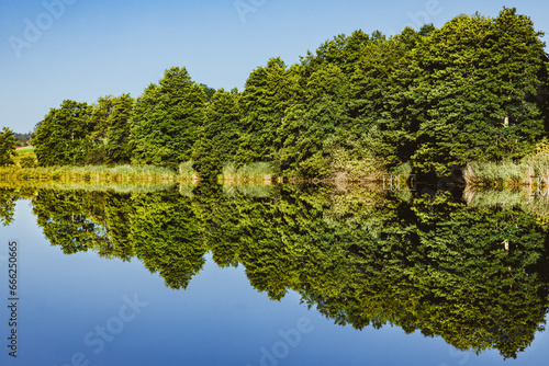 Foto Spiegelungen am See, Wasserspiegelung mit Bäumen, See am Waldrand,