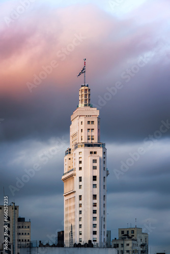 Farol Santander no por do sol com o céu todo iluminado
