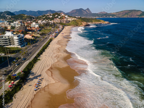 Foto aérea da praia de Itacoatiara em Niterói