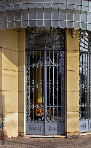 Obraz na płótnie Ancient ornamental metallic door in Ribeirao Preto, Sao Paulo, Brazil w salonie