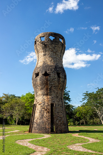 indigenous tower in a public square in the capital of Mato Grosso do Sul