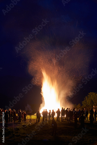 Cuadro en lienzo Big bonfire with sparks and people around