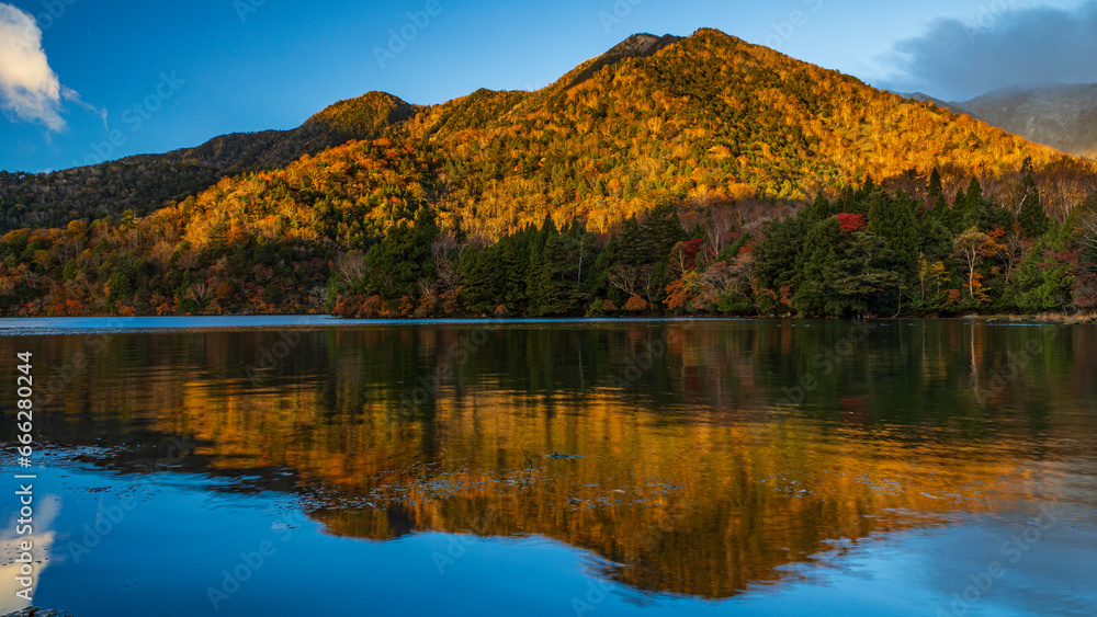 湯の湖　秋　紅葉　日の出　絶景