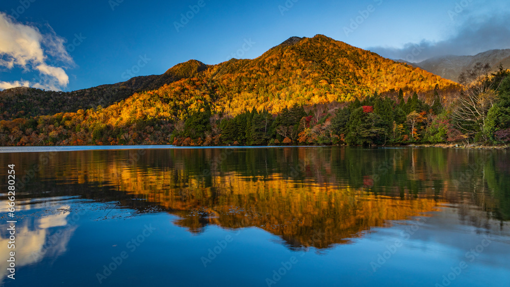 早朝の湯の湖　紅葉　秋　日光　絶景