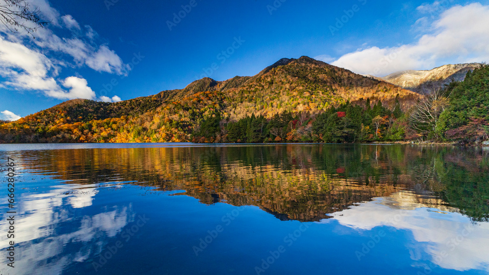 日光　湯の湖　紅葉　絶景