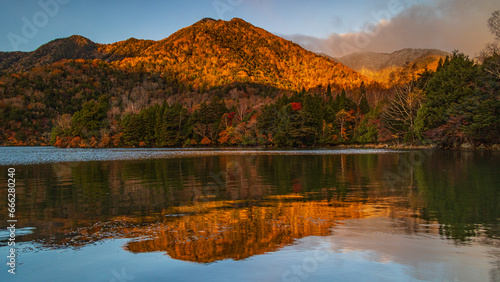 朝日に染まる湯の湖の紅葉 絶景