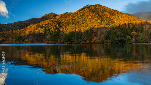 湯の湖 秋 紅葉 日の出 絶景