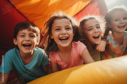 Lachende Kinder haben Spaß auf Hüpfburg