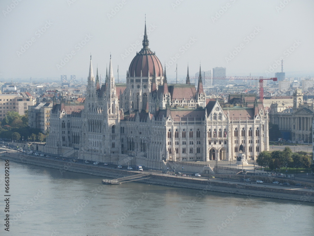 ブダペスト、ハンガリー、ドナウの真珠、ドナウ川、ペスト側、象徴的存在、ネオゴシック建築、世界一美しい、国会議事堂