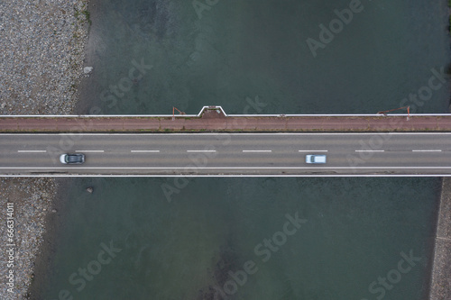 ドローン撮影：信濃川の上にかかる橋と、その上を走る車	