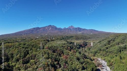 八ヶ岳の紅葉、日本のドローン映像、山梨県