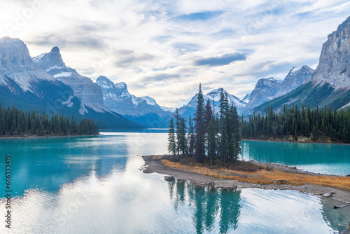 Obraz na płótnie Beautiful Spirit Island in Maligne Lake, Jasper National Park, Alberta,Canada w salonie