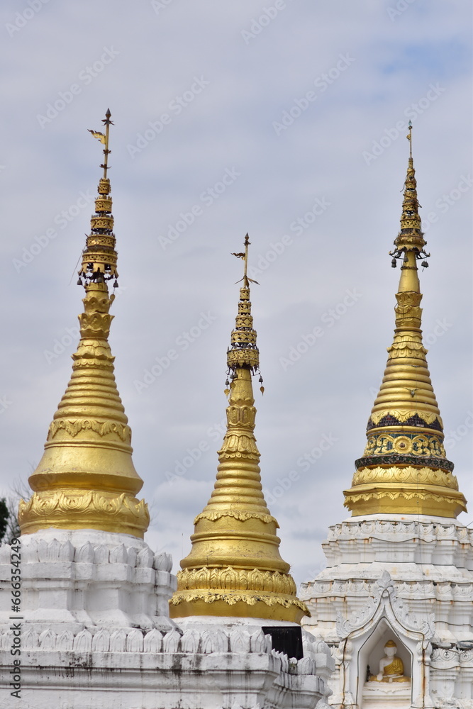 Fototapeta premium golden pagoda at temple
