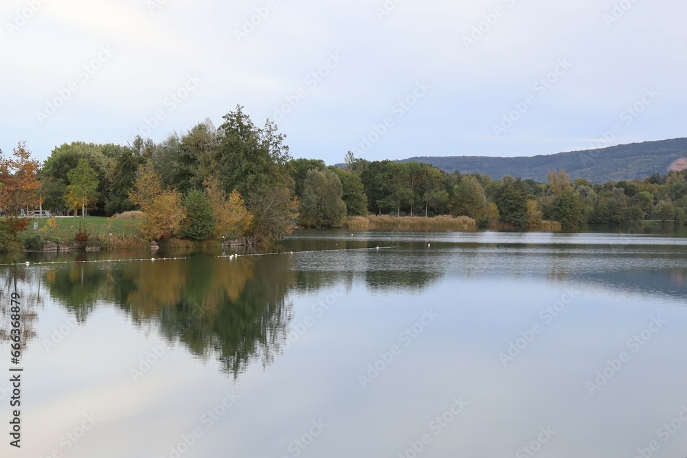 Lac du parc de loisirs de Bouvent en automne, ville de Bourg en Bresse, département de l'Ain, Franc
