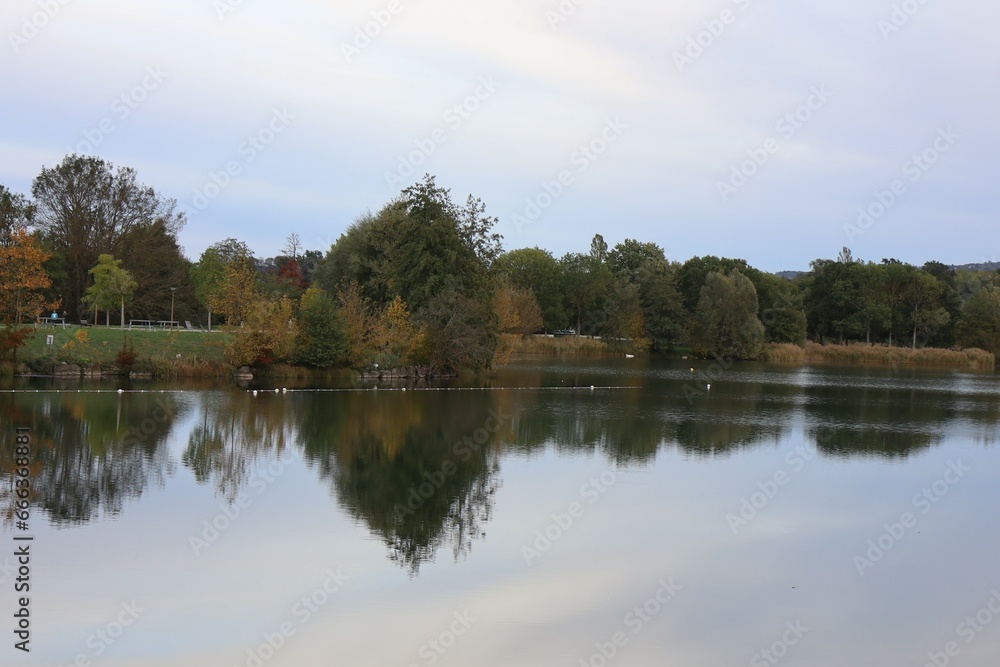 Lac du parc de loisirs de Bouvent en automne, ville de Bourg en Bresse, département de l'Ain, Franc