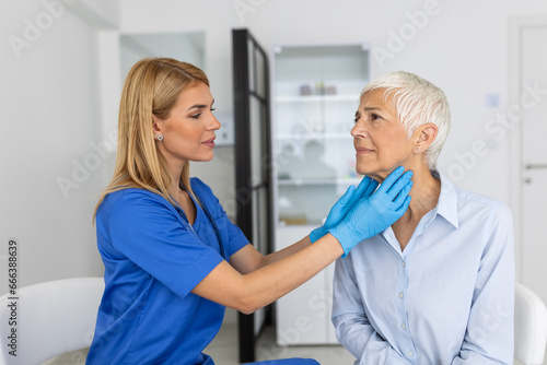 Quadro em tela Endocrinologist examining throat of senior woman in clinic