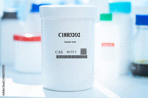 фотографія C18H32O2 linoleic acid CAS 60-33-3 chemical substance in white plastic laborator