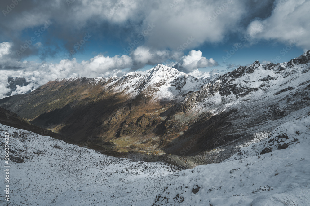 Obraz premium Alpine valley with first autumn snowfall