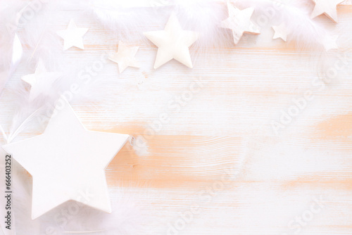 weißer weihnachtlicher Hintergrund mit Sternen und Textfreiraum, authentisches Foto