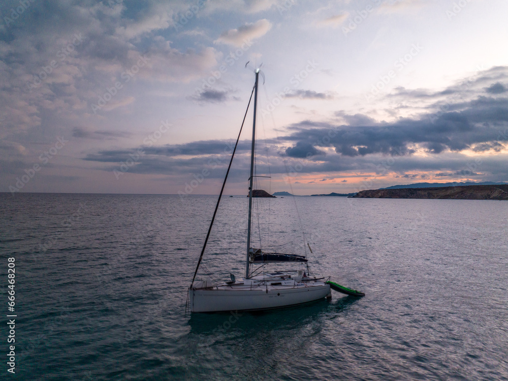 Atardecer de un barco con islas de fondo