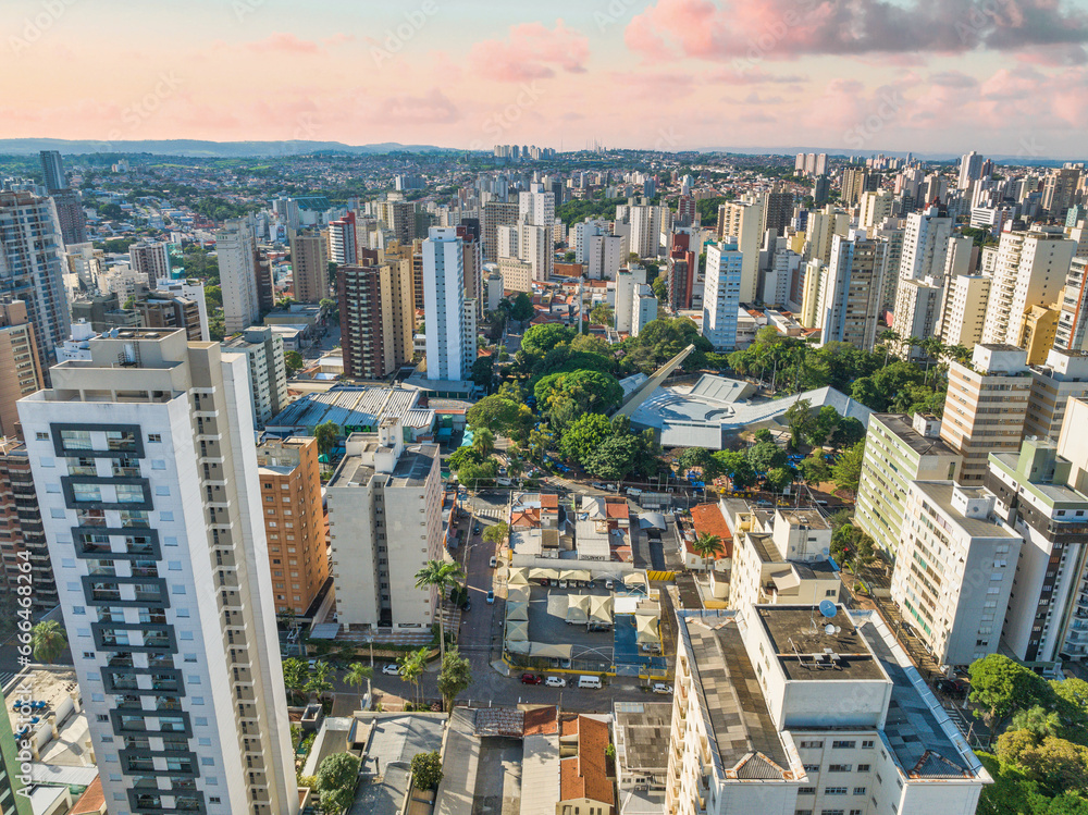 Fototapeta premium Céu dramático entre prédios no bairro Cambuí em Campinas, São Paulo. Brasil. 