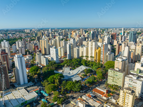 Imagem aérea da Praça Imprensa Fluminense, bairro Cambuí em Campinas, São Paulo. Brasil. 