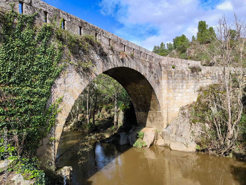 Vista panorâmica sobre a ponte romana sobre o rio Tinhela em Murça, Portugal