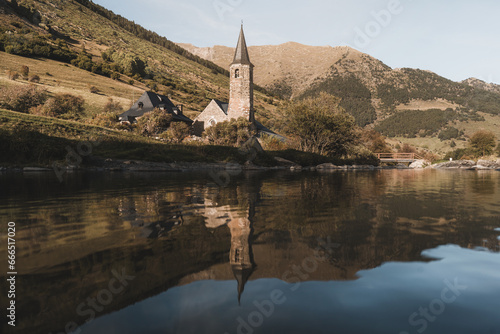 Santuario de Montgarri con el reflejo del río