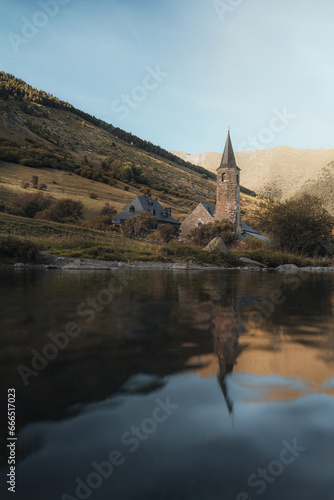 Santuario de Montgarri con el reflejo del río